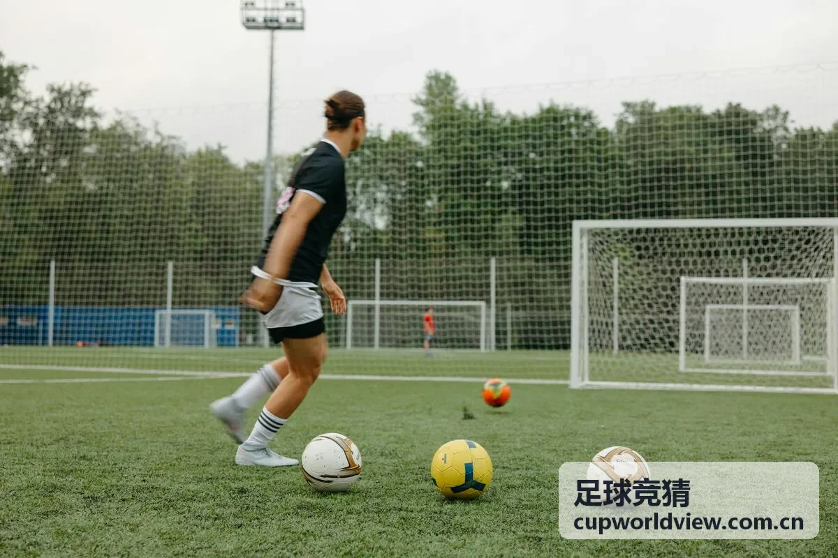 足球竞猜战术分析中的球场攻防画面